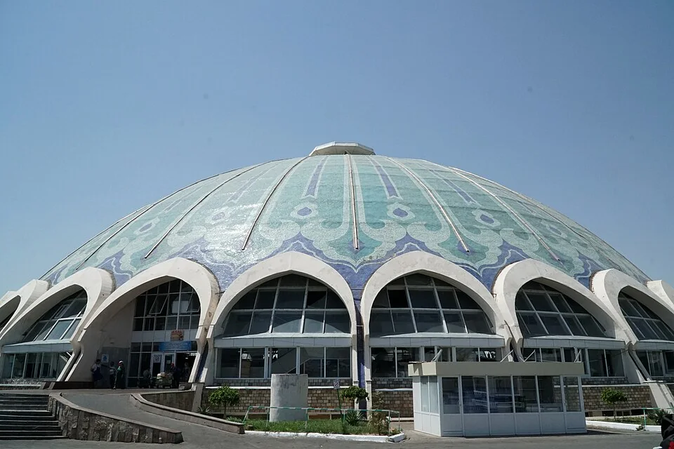 塔什干乔尔苏巴扎外观,用于说明乌兹别克斯坦相关采购文章的市场环境。